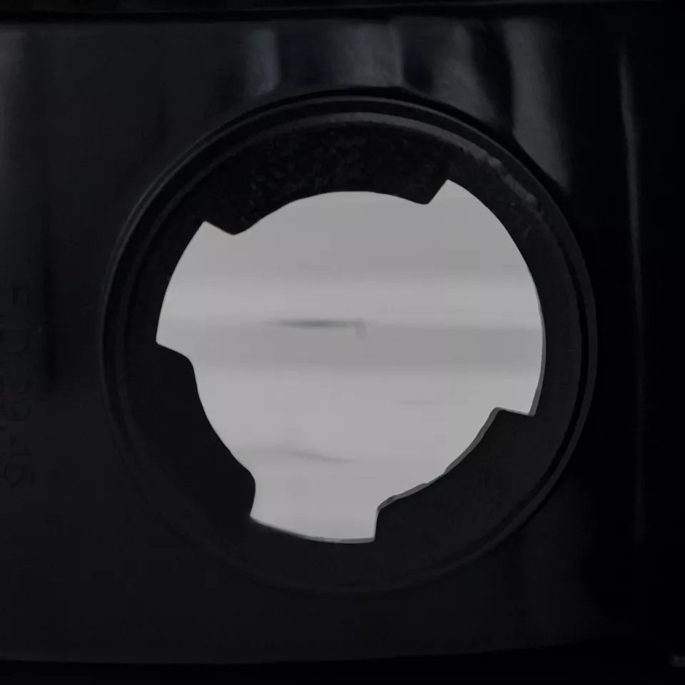 Left Side Taillamp lens/housing 2001 - 2007 FORD ESCAPE FO2818102 6L8Z13405DA