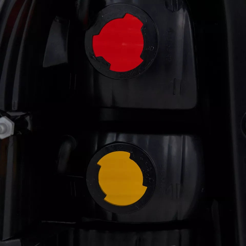 Right Side Taillamp lens/housing 2001 - 2007 FORD ESCAPE  FO2819102 6L8Z13404DA